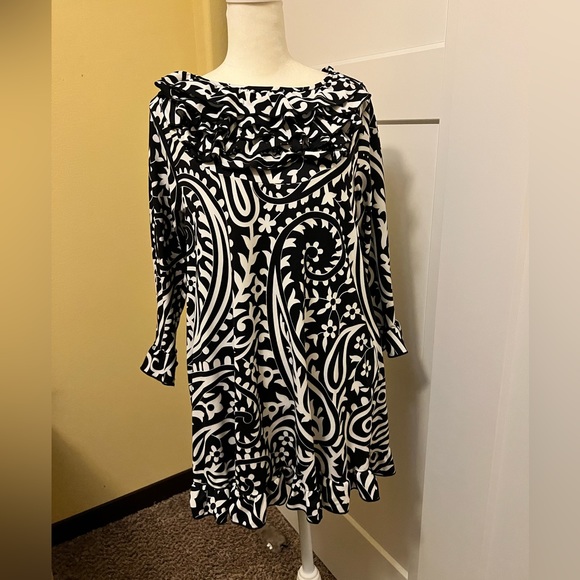 Tops - Nuggles b/w ruffle top